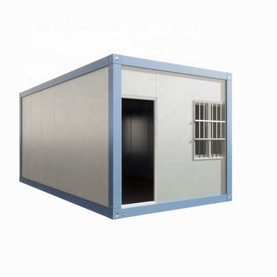 Casa de lujo con ventanas de aluminio y diseño moderno.
