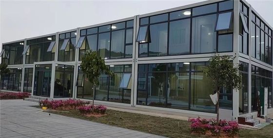 Casa de lujo con ventanas de aluminio y diseño moderno.