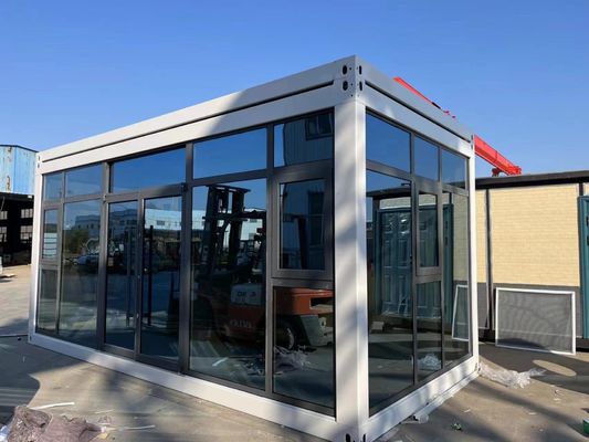 Casa de lujo con ventanas de aluminio y diseño moderno.