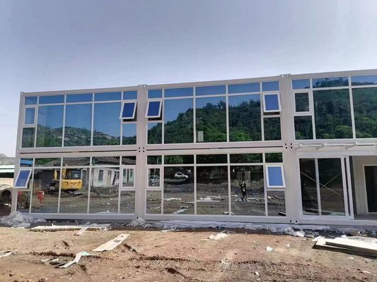 Casa de lujo con ventanas de aluminio y diseño moderno.