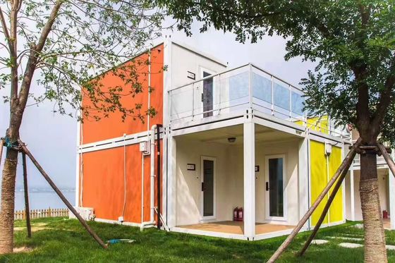 Casa de lujo con ventanas de aluminio y diseño moderno.