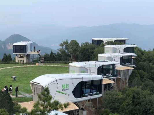 Casa de campo de vidrio luminosa perfecta para parejas vacaciones en el hotel
