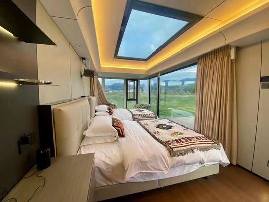 Cottage de vidrio luminoso para parejas en estilo de diseño contemporáneo